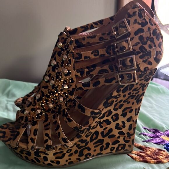 Spiked leopard print wedges by city snappers size 8 1/2 - Picture 5 of 8